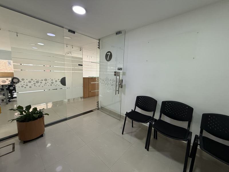 Acceso al piso 7 y sala de espera