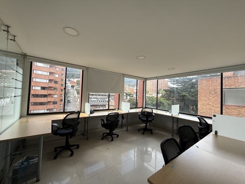 Oficina esquinera del piso 7 del Edificio Zulia con ventanales y vista a la ciudad