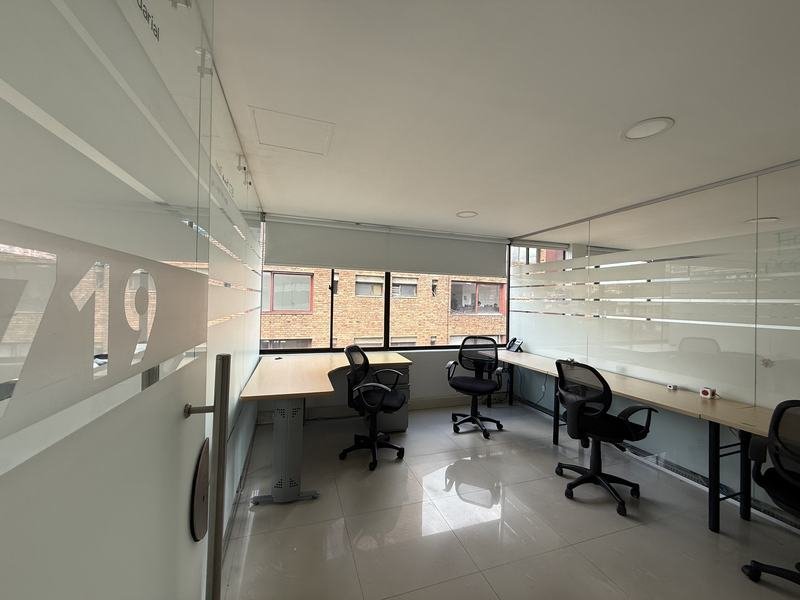 Oficina 719 amoblada para un equipo de trabajo